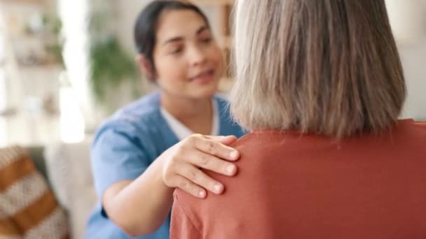 Γυναίκα Νοσοκόμα Και Παροχή Συμβουλών Ηλικιωμένους Φροντίδα Υποστήριξη Εμπιστοσύνη Για — Αρχείο Βίντεο