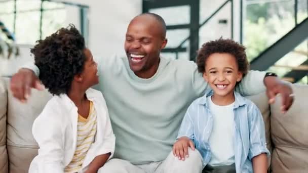 快乐的黑人家庭 在沙发上拥抱和放松 在假日或周末和孩子们在一起 非洲父亲 小孩或小孩的画像在客厅里为爱 拥抱或乐趣而笑 — 图库视频影像