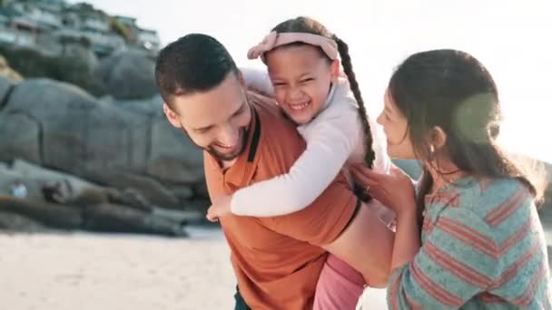 Παραλία Γονείς Και Παιδιά Στους Ώμους Του Πατέρα Για Περιπέτεια — Αρχείο Βίντεο