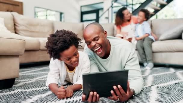 教育ゲーム 映画ボンディング オンラインテレビ番組のためのインターネットが付いている床の父 少年およびタブレット リラックス ストリーミング 幸せのためのリビングルームのカーペットにタッチスクリーン付きの家族 男と息子 — ストック動画