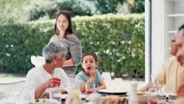 与祖母 孩子或爱人一起 在户外为妇女 服务和家庭午餐庆祝节日 宴会上吃饭 感恩或度假时的女性人物 色拉碗和餐桌 — 图库视频影像