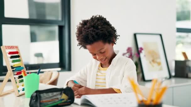Schwarzes Kind Schreiben Und Buch Für Hausaufgaben Lernen Oder Bildung — Stockvideo