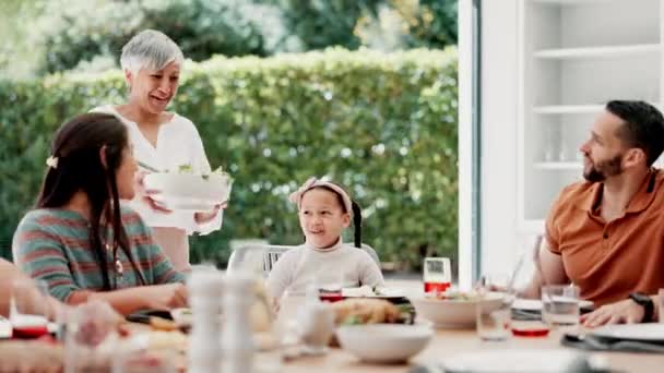 感謝祭や伝統でテーブルに大きな家族や子供を持つ食べ物 祖父母 サラダ シェア ランチ おばあちゃんや子供と一緒に食事をしたり 社交的な集まりで — ストック動画