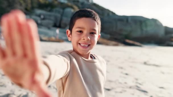 Bambino Piccolo Selfie Felicità Sul Viso Sulla Spiaggia Relax Segno — Video Stock