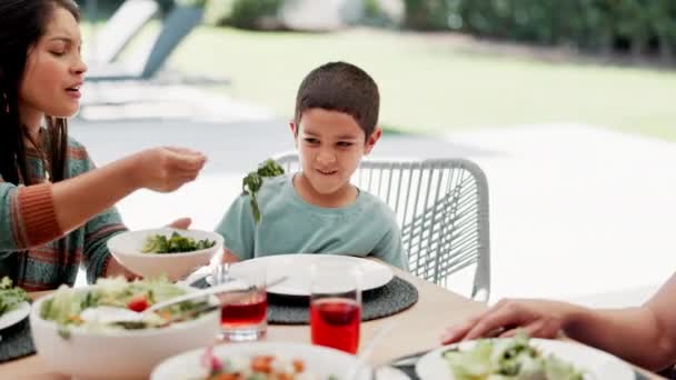 感恩节大餐和母亲带着儿子在户外餐桌前庆祝或庆祝传统 与父母和男孩一起在社交聚会上一起吃蔬菜的爱 食物或午餐 — 图库视频影像