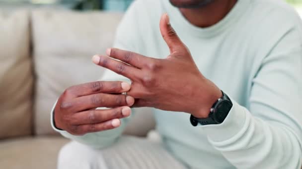 Μαύρος Άνδρας Χέρια Και Βέρα Διαζύγιο Χωρισμό Τοξική Σχέση Στον — Αρχείο Βίντεο