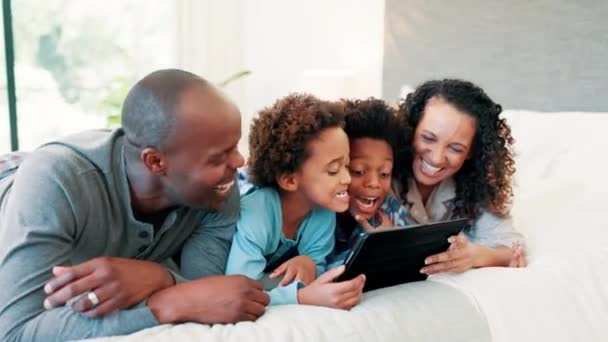 Tablet Ευτυχισμένοι Και Παιδιά Γονείς Στο Κρεβάτι Βλέποντας Αστεία Κωμικά — Αρχείο Βίντεο
