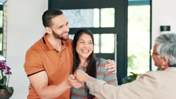Pár Ingatlanügynök Kulcsok Otthoni Költözéshez Vagy Ingatlanvásárláshoz Kezdet Befektetés Vagy — Stock videók