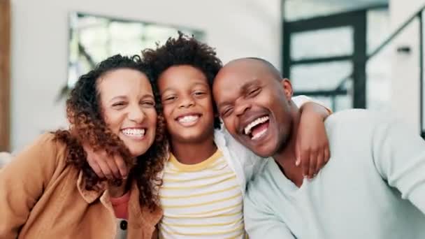 Feliz Família Negra Abraço Amor Para Ligação Com Criança Férias — Vídeo de Stock