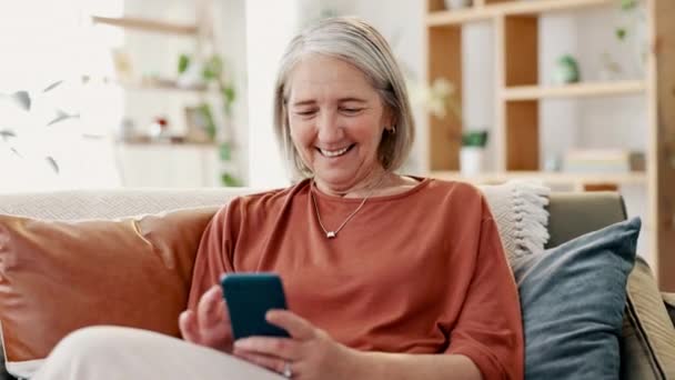 Szczęśliwa Seniorka Telefon Relaks Sofie Dla Mediów Społecznościowych Komunikacji Lub — Wideo stockowe