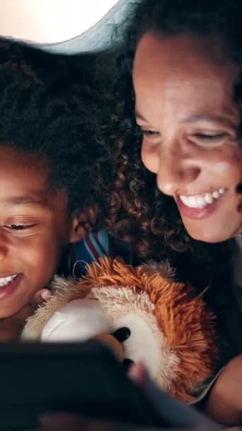 ベッドの母 タブレット 面白いビデオのための夜や笑顔 または家でアプリを見る アフリカの子供 デジタルタッチスクリーン上のママと寝室 ストリーミングサブスクリプションや家族の家での漫画 — ストック動画