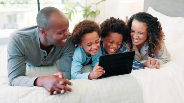 ブラックファミリー ベッド タブレット 若者のゲーム そして朝の面白いミーム テクノロジー 幸せな父親と子供と母親と一緒に オンラインでケア ソーシャルメディア ウェブ — ストック動画