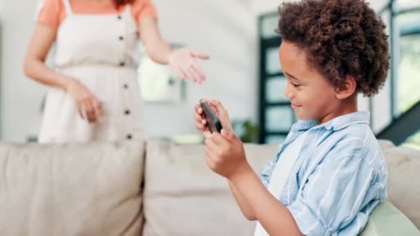 Disciplina Madre Hijo Con Juego Teléfono Adicción Feliz Familia Africana — Vídeo de stock