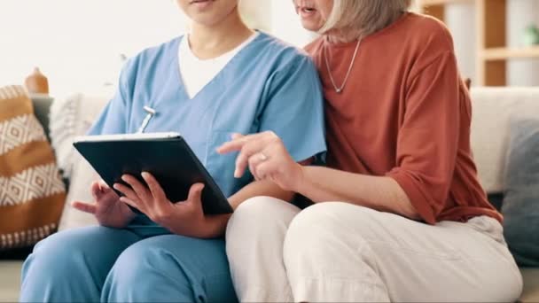 Tablet Starsza Kobieta Opiekun Zakresie Ubezpieczeń Wsparcia Planowania Opieki Zdrowotnej — Wideo stockowe