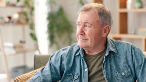 Casa Pensare Ricordare Con Uomo Anziano Depressione Memoria Con Alzheimer — Video Stock