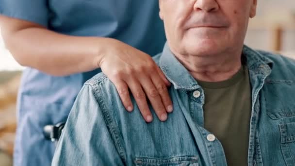 Mężczyzna Ręce Opiekun Opiece Nad Osobami Starszymi Wsparcie Lub Zaufanie — Wideo stockowe