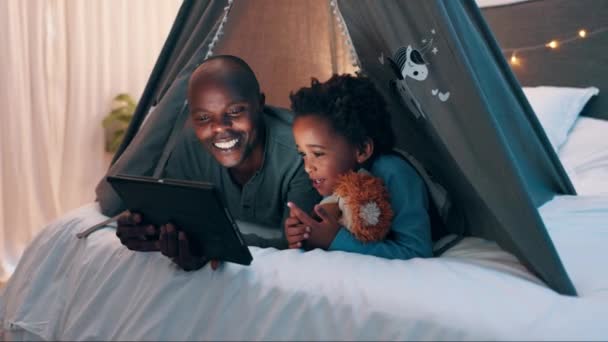 ベッドの父 タブレット 映画のための夜やテント 面白いビデオや家で一緒に見る アフリカのパパ 子供と寝室 デジタルタッチスクリーンで 家族の家で購読や漫画をストリーミング — ストック動画