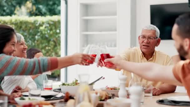 Familie Toast Voor Thanksgiving Ouders Met Kinderen Aan Tafel Van — Stockvideo