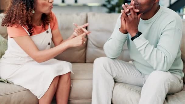 Pasangan Yang Frustrasi Tangan Dan Argumen Sofa Dalam Perselisihan Konflik — Stok Video