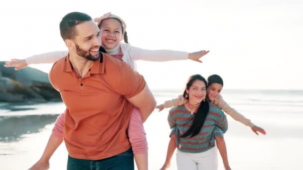 Pláž Šťastný Děti Ramenou Rodičů Pro Dobrodružství Hraní Nebo Sblížení — Stock video