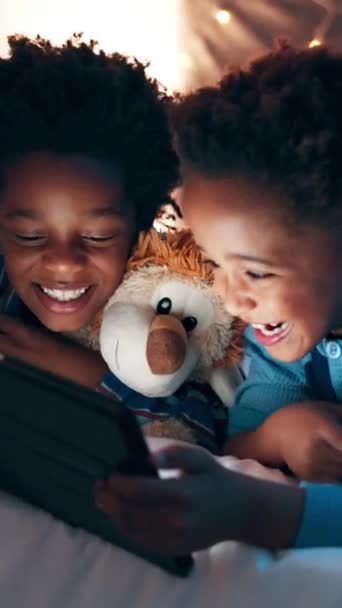 침대에서 자매와 태블릿 밤이나 집에서 재미있는 비디오 아프리카 어린이 디지털 — 비디오