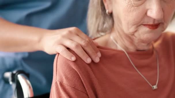 高齢者ケアにおける女性 介護者 サポート または高齢者家庭でのヘルスケア アドバイス 快適さに対する信頼 女性医師または車椅子の障害者に触れる看護師のクローズアップ — ストック動画
