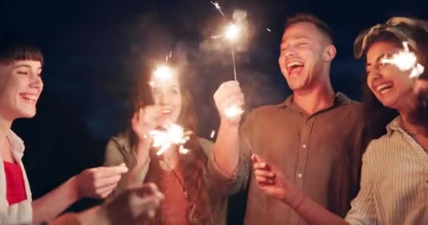 Szczęśliwi Ludzie Błyskotki Noc Święto Imprezę Nowy Rok Lub Imprezy — Wideo stockowe