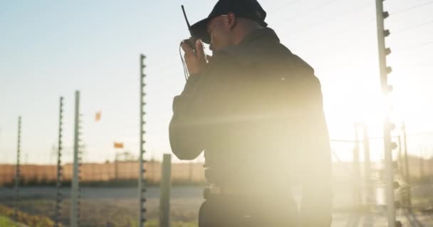 Segurança Walkie Talkie Homem Inspecção Patrulha Investigação Busca Propriedade Fronteira — Vídeo de Stock