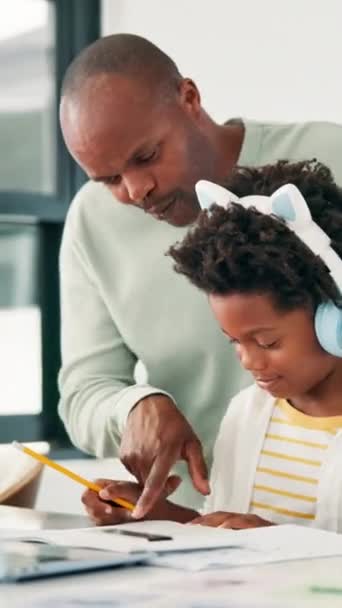 Vater Kind Und Unterricht Mit Kopfhörern Für Hausaufgaben Gemeinsames Lernen — Stockvideo