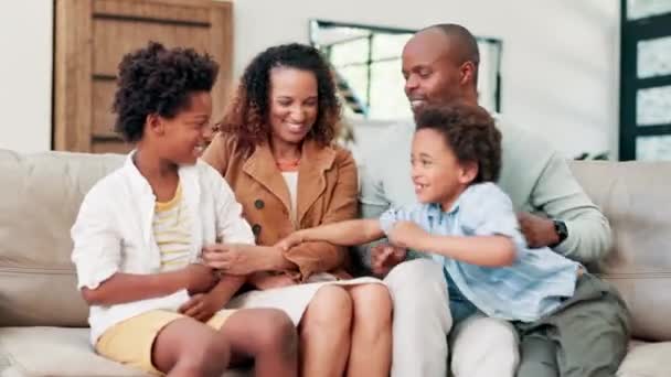 Lachen Kietelen Ouders Met Kinderen Bank Hebben Plezier Hechting Ontspannen — Stockvideo
