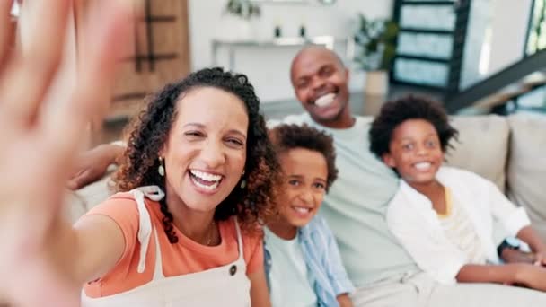 Faccia Divertente Selfie Famiglia Casa Insieme Legando Rilassarsi Soggiorno Ritratto — Video Stock