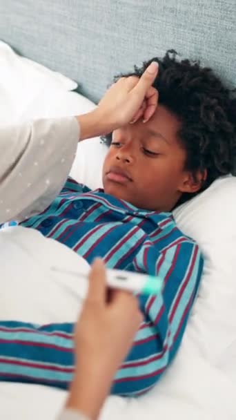 Mama Chore Dziecko Łóżko Termometrem Opieki Zdrowotnej Wirusów Lub Infekcji — Wideo stockowe