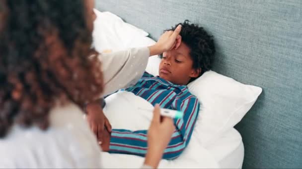 Мать Больной Ребенок Кровать Термометром Здравоохранения Вируса Инфекции Поддержку Дому — стоковое видео
