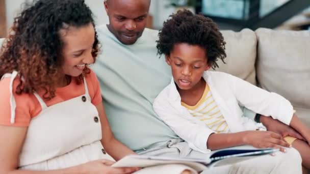 孩子和阅读书籍以获得文学和联系 讲故事和知识方面的支持 黑人家庭 在沙发和识字发展 语言和家庭对话上放松 — 图库视频影像