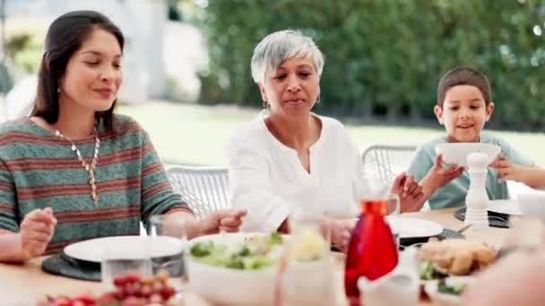 Familie Thanksgiving Oma Met Moeder Kind Aan Tafel Buiten Voor — Stockvideo