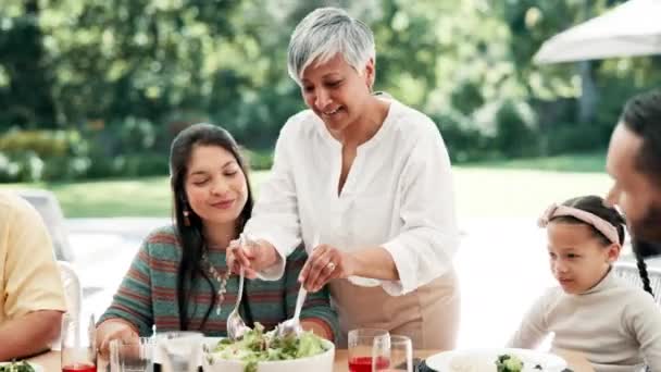 Eten Thanksgiving Grootouders Met Familie Kind Aan Tafel Buiten Voor — Stockvideo