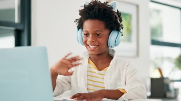 儿童和波浪在笔记本电脑上的视频呼叫 电子学习和家庭教育技术 网上课程 问候语和写便条用的黑人男性 小孩和耳机 — 图库视频影像