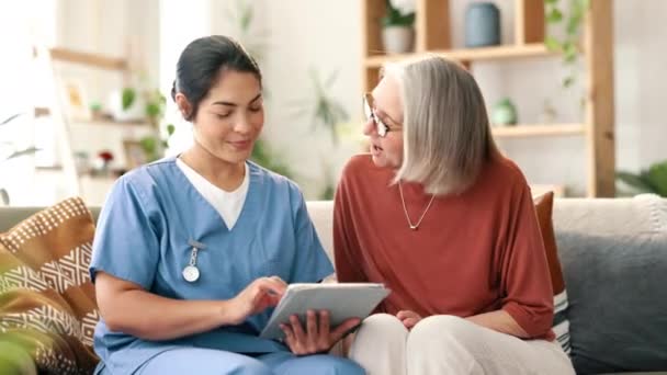 Tablet Seniorin Und Pflegekraft Pflegeheim Unterstützung Und Planung Gesundheitswesen Ältere — Stockvideo