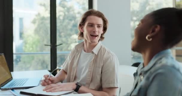 Коледж Студенти Розмовляють Класі Сміхом Пліток Смішними Жартами Книгою Ноутбуком — стокове відео
