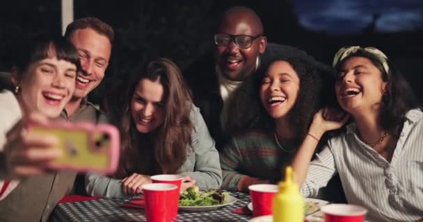 Gente Feliz Amigos Selfie Noche Para Cenar Evento Aire Libre — Vídeo de stock
