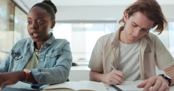 Studenci Pisanie Uczenie Się Klasie Laptopem Notebookiem Pomysłami Studiowanie Lub — Wideo stockowe