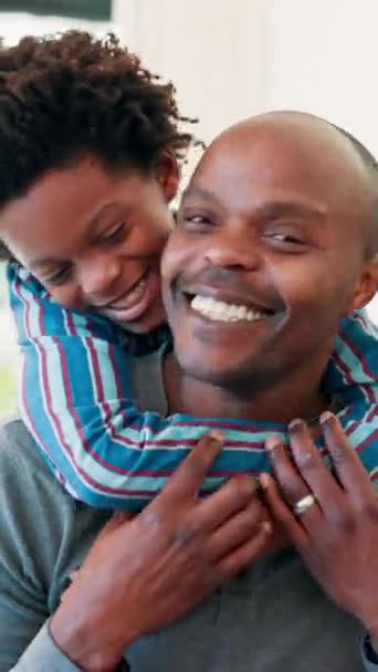 Sorriso Abraço Retrato Pai Com Filho Quarto Para Amor Manhã — Vídeo de Stock