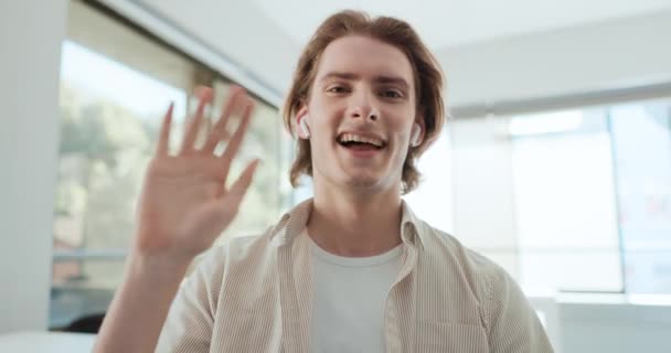 Обличчя Хвилі Відеодзвінки Співробітником Людини Офісі Віртуальної Зустрічі Або Онлайн — стокове відео