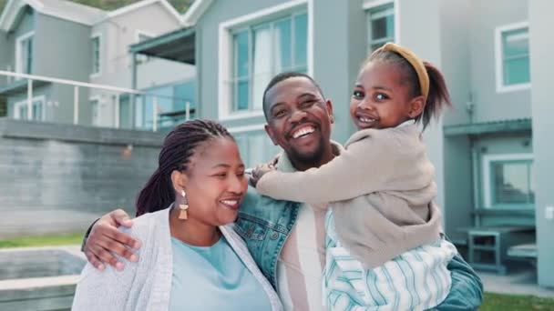 Семья Счастливая Портретом Новом Доме Открытом Воздухе Взволнованная Покупкой Ипотекой — стоковое видео