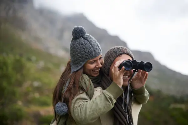 Счастливая Пара Бинокль Природе Горах Путешествий Приключений Походов Исследовать Вместе — стоковое фото