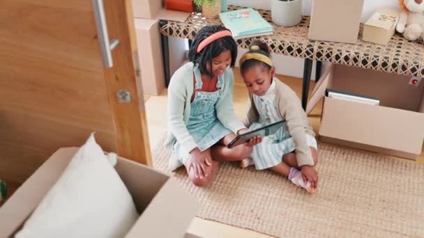 Tablet Kotak Dan Anak Perempuan Rumah Baru Pada Hari Pindah — Stok Video