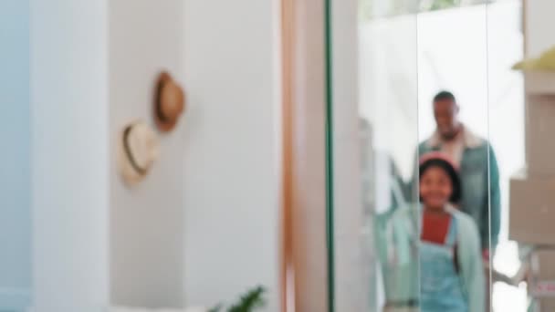 Счастливая Чернокожая Семья Дверь Переезд Новый Дом Поисках Собственности Инвестиций — стоковое видео
