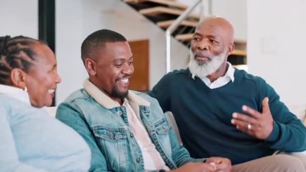 Amore Conversazione Uomo Colore Con Genitori Anziani Una Casa Con — Video Stock