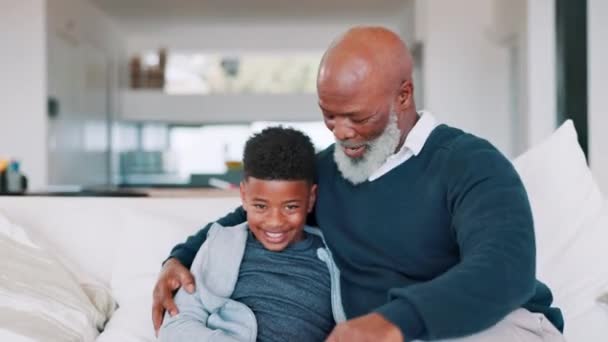 男孩和抱在沙发上的黑人家庭的客厅里 带着微笑 关心和粘合在一起 老年人 兴奋的孩子 喜欢拥抱 放松和在休息室 房子或公寓里睡沙发 — 图库视频影像