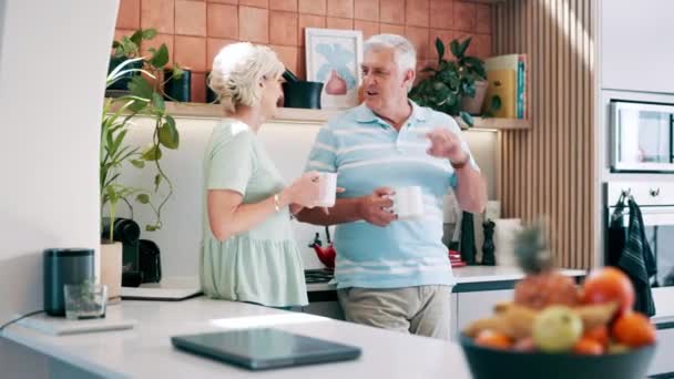 Seniorenpaar Kaffeetrinken Und Liebevolle Kommunikation Der Küche Bindung Und Entspannung — Stockvideo